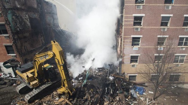 Expertos investigan sótanos de edificios derrumbados en Nueva York