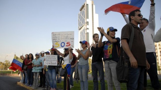 Venezolanos residentes realizaron actividad por la paz en Santiago
