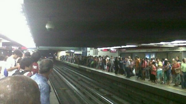 Hombre armado amenazó a conductora del Metro de Santiago