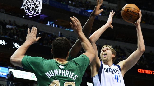 Dirk Nowitzki mantuvo a los Mavericks en la senda triunfal