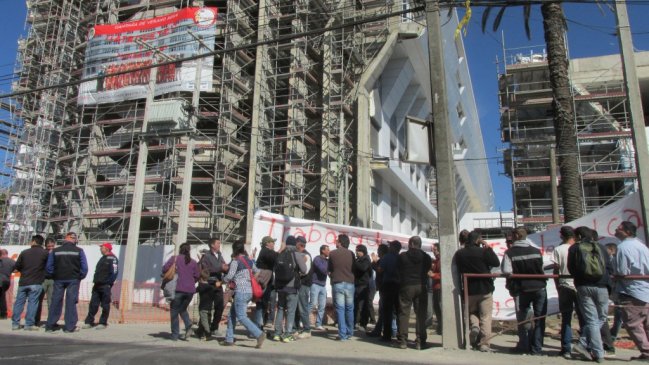 Trabajadores del Hospital de Talca movilizados por no pago de remuneraciones