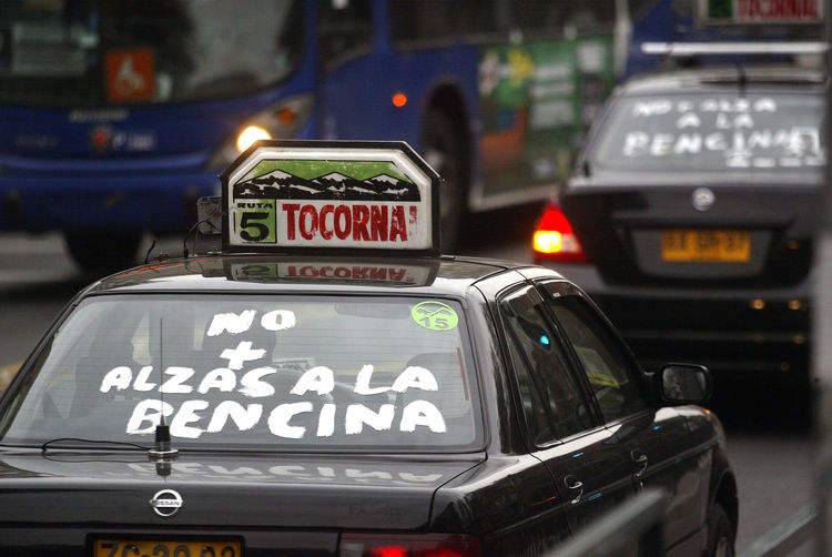Taxistas protestan en La Moneda por las bencinas: 