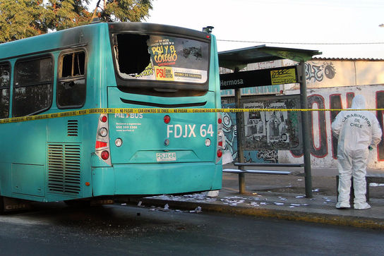 Encapuchados intentaron quemar bus del Transantiago en la Villa Francia