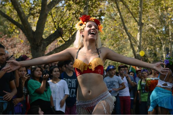 Estudiantes, mapuches, ambientalistas y agrupaciones gay participan en la masiva movilización desde Plaza Italia al Parque Forestal, de carácter 