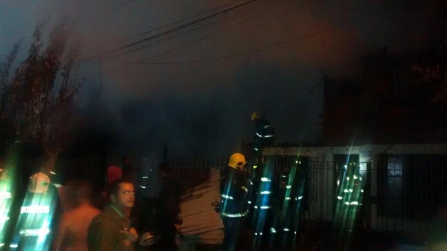 Incendio afectó a cuatro inmuebles en la comuna de Lo Espejo