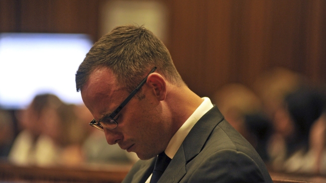 Mensajes telefónicos revelaron que novia de Pistorius tenía miedo del atleta