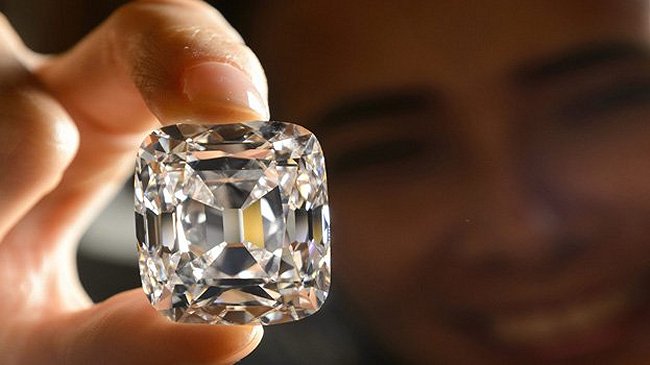 Hombre ocultaba 7.000 diamantes en sus calzoncillos
