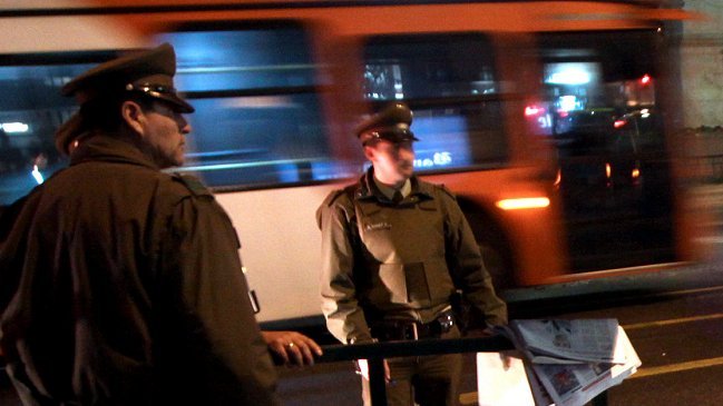 Camión desparramó su carga en paso bajo nivel