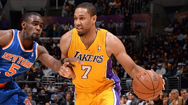 Los Lakers humillaron a los Knicks pese a la ausencia de sus tres estrellas