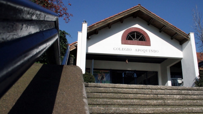 Apoderados y alumnos rechazan venta del Colegio Apoquindo