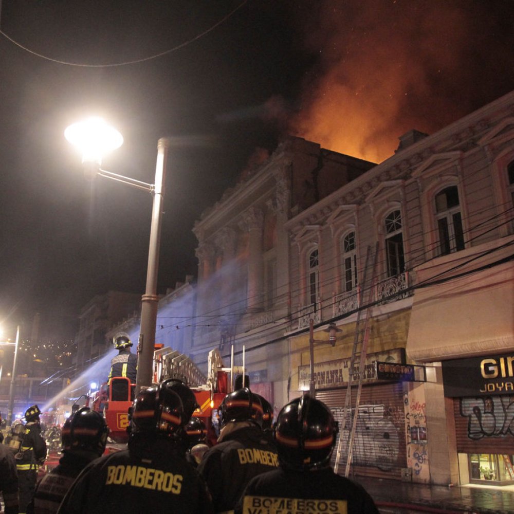 Bombero recibió descarga eléctrica en medio de incendio en Quillota