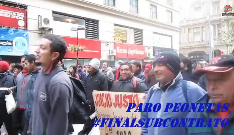 Subcontratistas de CCU marchan por el centro de Santiago