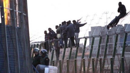   El desesperado intento de cientos de inmigrantes por ingresar a España 