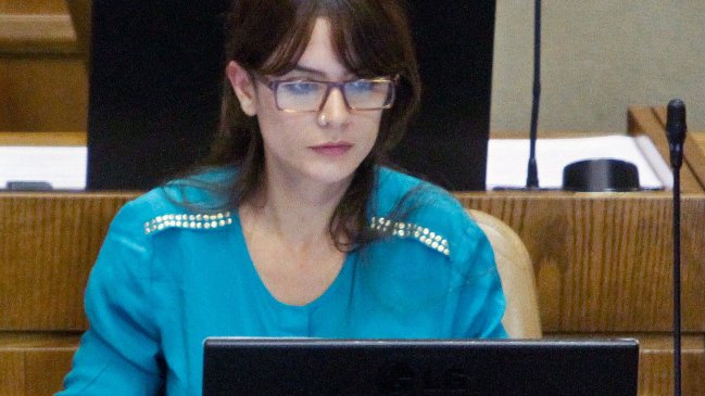 Camila Vallejo: No me pidan homenajear a una persona dañina para la democracia