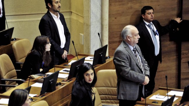 Camila Vallejo se quedó sentada en minuto de silencio en memoria de Jaime Guzmán