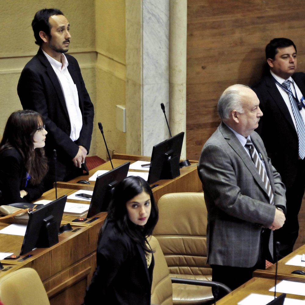 Camila Vallejo se quedó sentada en minuto de silencio en memoria de Jaime Guzmán
