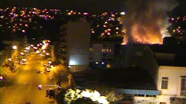 Incendio afecta edificio de club de suboficiales de la Armada en Valparaíso