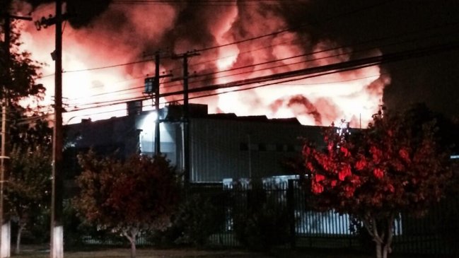 Violento incendio afecta a fábrica en Cerrillos