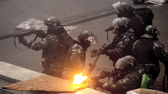 Ucrania: Detienen a 12 policías sospechosos de asesinar manifestantes en Kiev