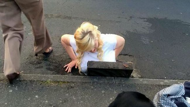 Adolescente quedó atrapada en desagüe intentando rescatar su iPhone