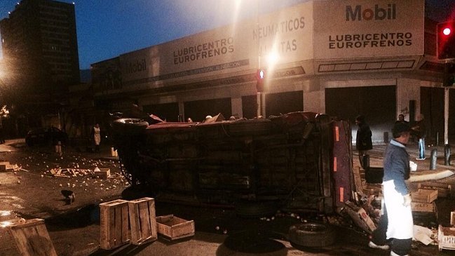 Camioneta se volcó tras chocar con bus del Transantiago