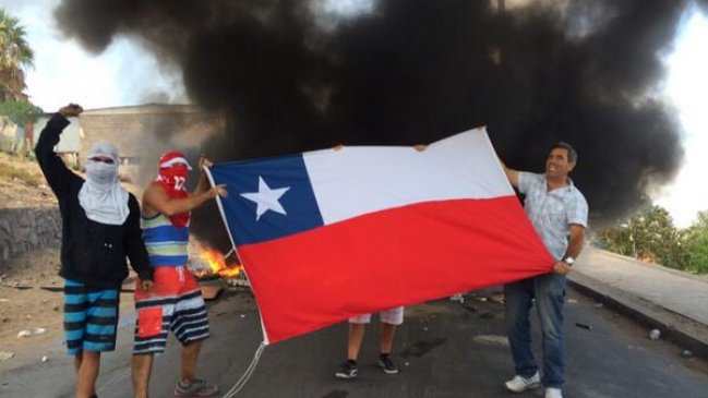 Barricadas y emplazamientos a las autoridades marcan protesta en Iquique