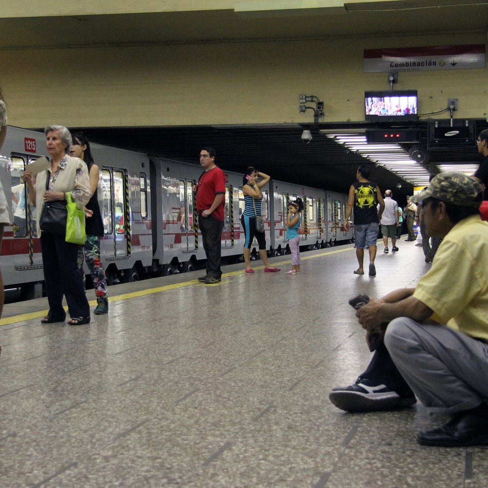 Problemas en puerta retrasaron frecuencia en Línea 1 de Metro de Santiago