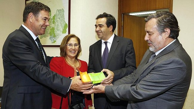 Ossandón regaló una retroexcavadora de juguete al senador Quintana