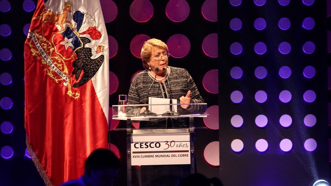 Bachelet reiteró defensa a reforma tributaria ante representantes de la minería