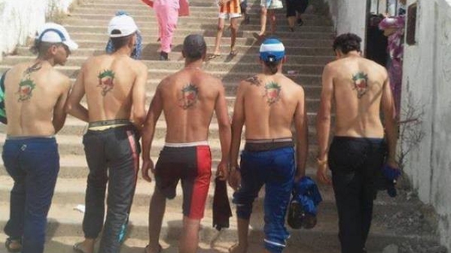 Policía detiene y afeita a jóvenes con cortes de pelo 