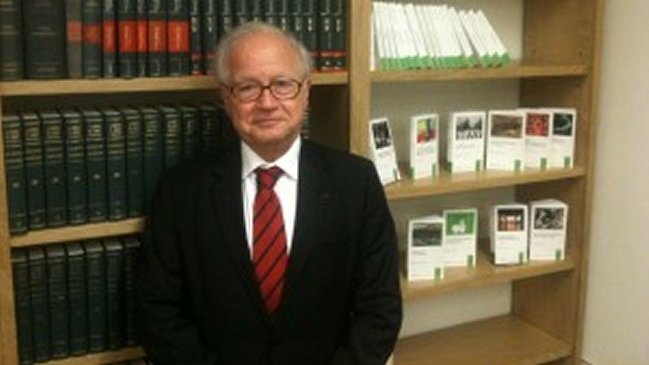 Juez ad hoc de Bolivia en La Haya fue condecorado por Gobierno de Chile