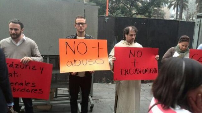 Diferentes agrupaciones realizan funa contra cardenales en la Catedral