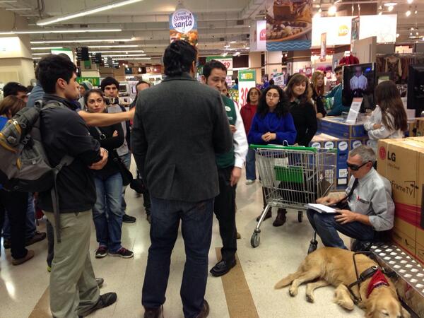 Polémica entre supermercado y persona parcialmente ciega dividió las redes sociales
