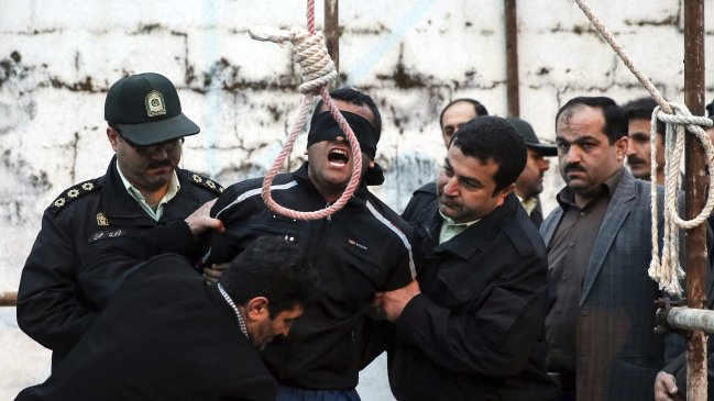 Suspenden ejecución de reo que estuvo tres minutos colgando en la horca