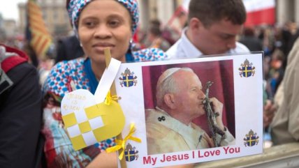 Chilenos de Puerto Montt, Linares y Vitacura en la canonización de dos papas
