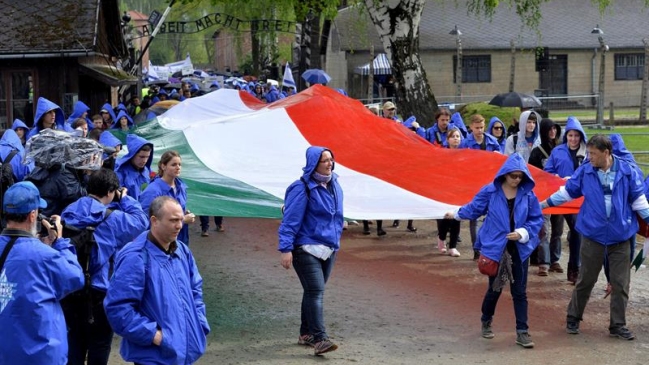 Miles de jóvenes judíos participaron en Auschwitz de marcha por el Holocausto