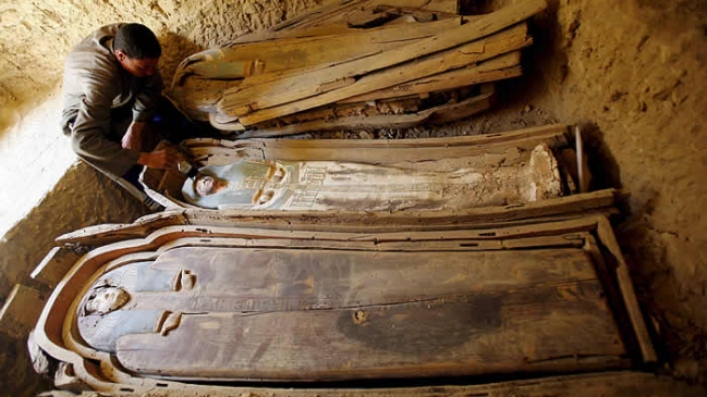Tumba con restos de unas 50 momias fue descubierta en el sur de Egipto