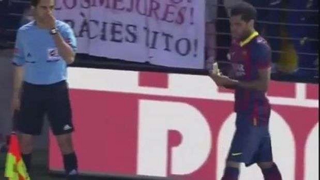 Villarreal expulsó a hincha que lanzó plátano a Dani Alves