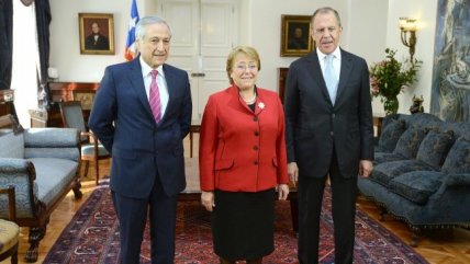 Bachelet invitó a Putin a visitar Chile y las bases de la Antártica