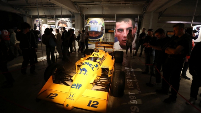 Aficionados y deportistas recuerdan a Ayrton Senna en el circuito de Imola