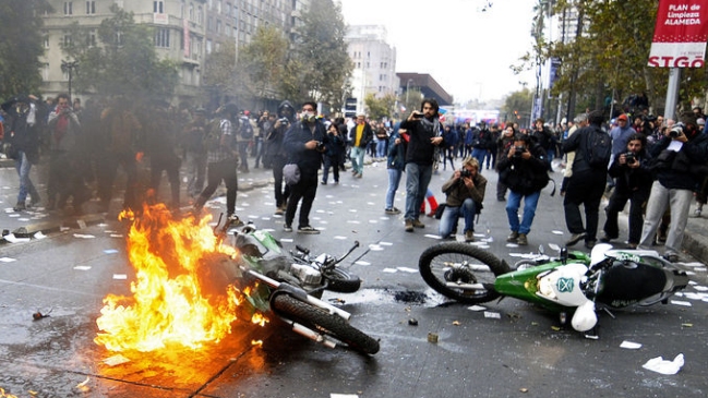 Balance de Carabineros tras marcha de la CUT: 43 detenidos y 14 heridos