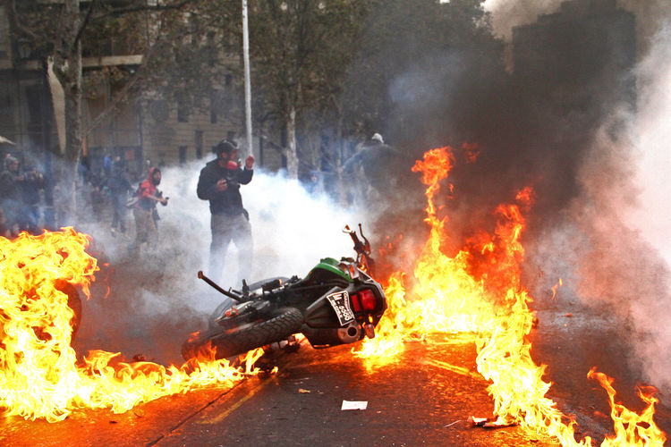 Intendencia presentó querellas por ataques a Carabineros y desórdenes públicos
