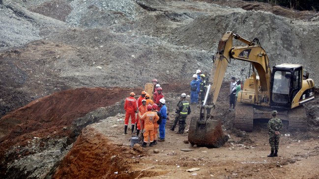 Socorristas buscan a 13 mineros desaparecidos en derrumbe en Colombia