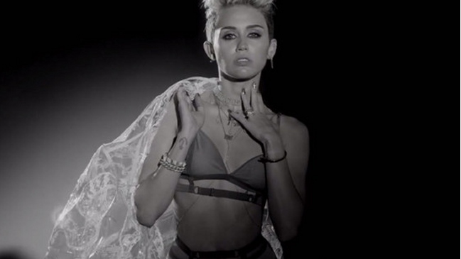 Miley Cyrus comienza en Londres gira europea tras su problema de salud