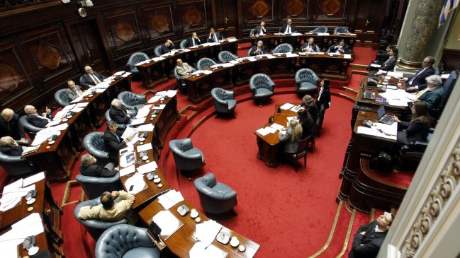Senado uruguayo aprobó ley que retira tabaco de la vista de los consumidores