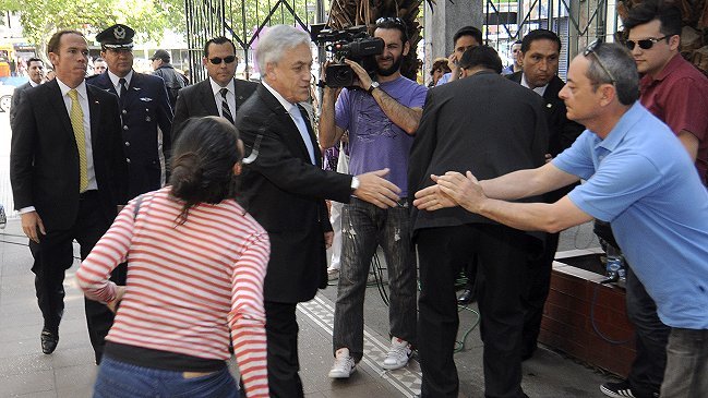 Mujer que escupió a Piñera fue multada con 13.933 pesos