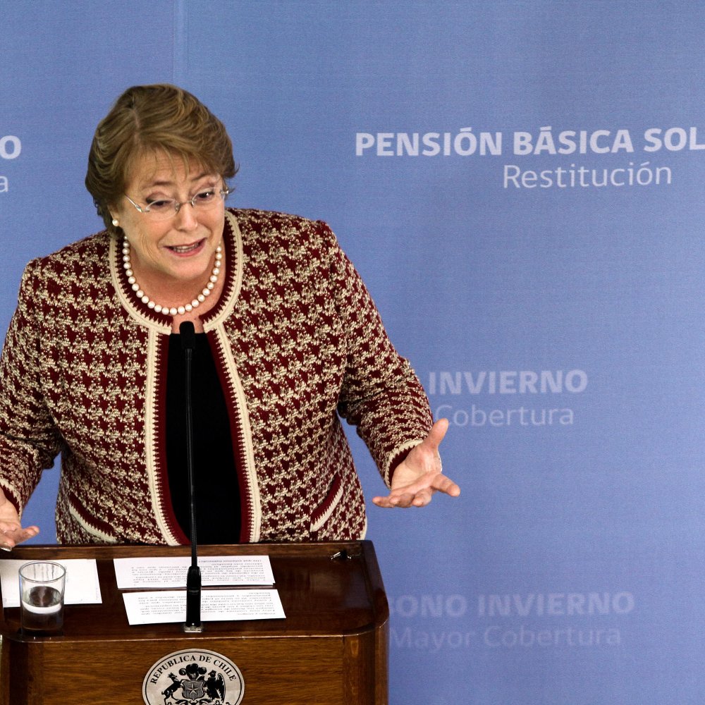 Encuesta Adimark: Desaprobación a Bachelet subió 12 puntos
