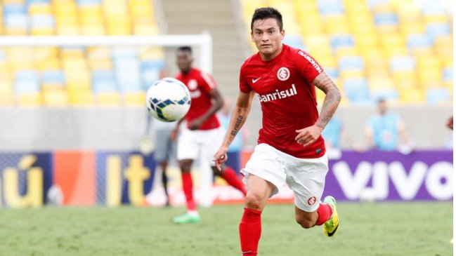 Charles Aránguiz ascendió al liderato del Brasileirao con Internacional
