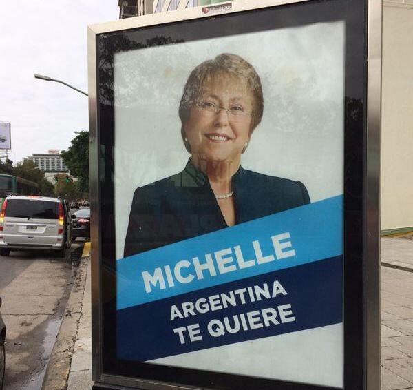 Con pancartas y paletas publicitarias dan bienvenida a Bachelet en Argentina