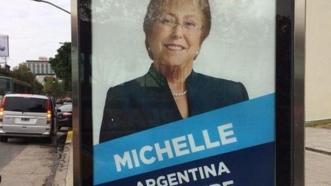 Con pancartas y paletas publicitarias dan bienvenida a Bachelet en Argentina